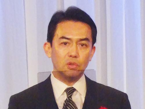 あいさつする佐藤健社長
